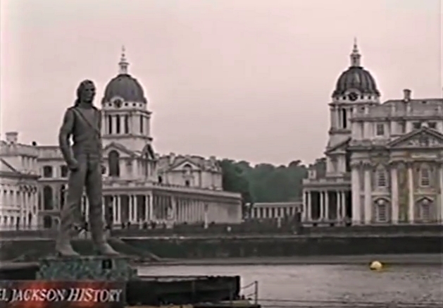 Michael Jackson military, Napoleon and the Roman statue - DANGEROUS aRt
www.partofhistory.de
Statue of Michael Jackson being driven down the Thames on a tanker.