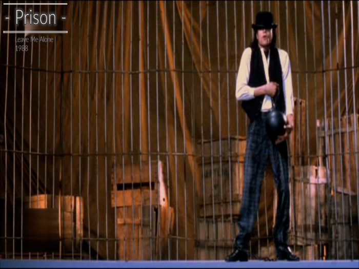 Michael Jackson Symbol Gefängnis in Leave Me Alone 1988. Jackson ist vor Gitterstäben in einem Käfig wie Gefängnis angekettet an Eisenkugel.