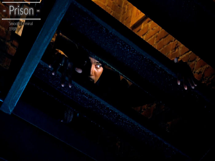 Smooth Criminal 1988. Ein unbekannter Mann beobachtet durch die Treppenstufen die beginnende Performance des Entertainers Michael Jackson. Die Treppenstufen wirken wie Gitter.