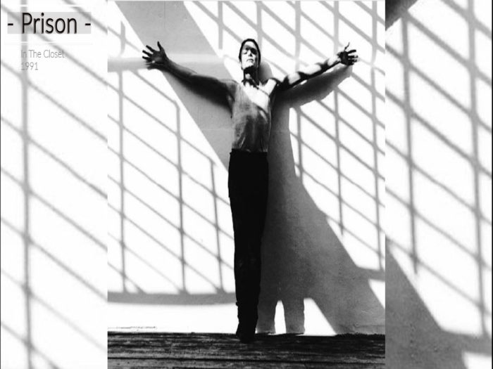 1991 Kurzfilm In The Closet. Seine Person als Schattenbild steht vor einer Wand mit ausgebreiteten Armen wie der gekreuzigte Jesus. Auf dieser Wand sind Gitterstäbe abgebildet.