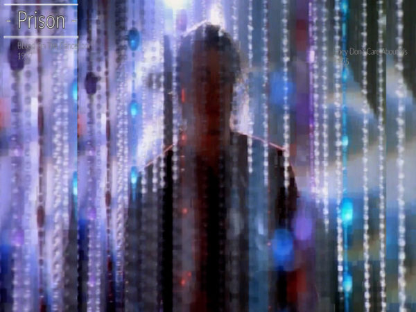 Michael Jackson Gefängnis als Symbol in Blood On The Dancefloor Kurzfilm 1997. Jackson erscheint hinter einem Perlenvorhang, der wie ein Gefängnis wirkt.