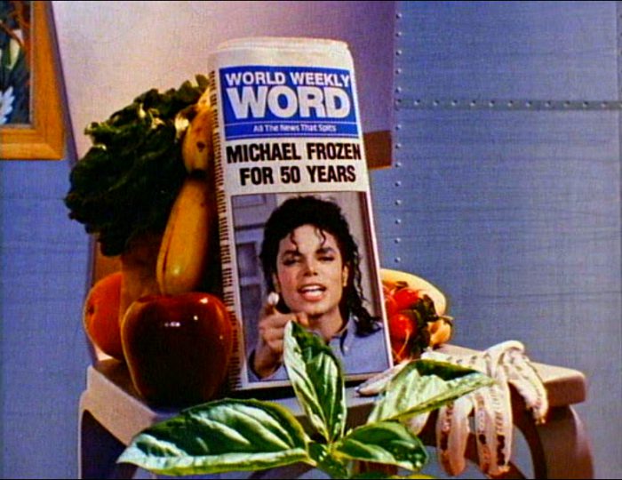 Leave Me Alone Jackson Ausschnitt des Buffets aus Zeitung, Gemüse, Früchten.